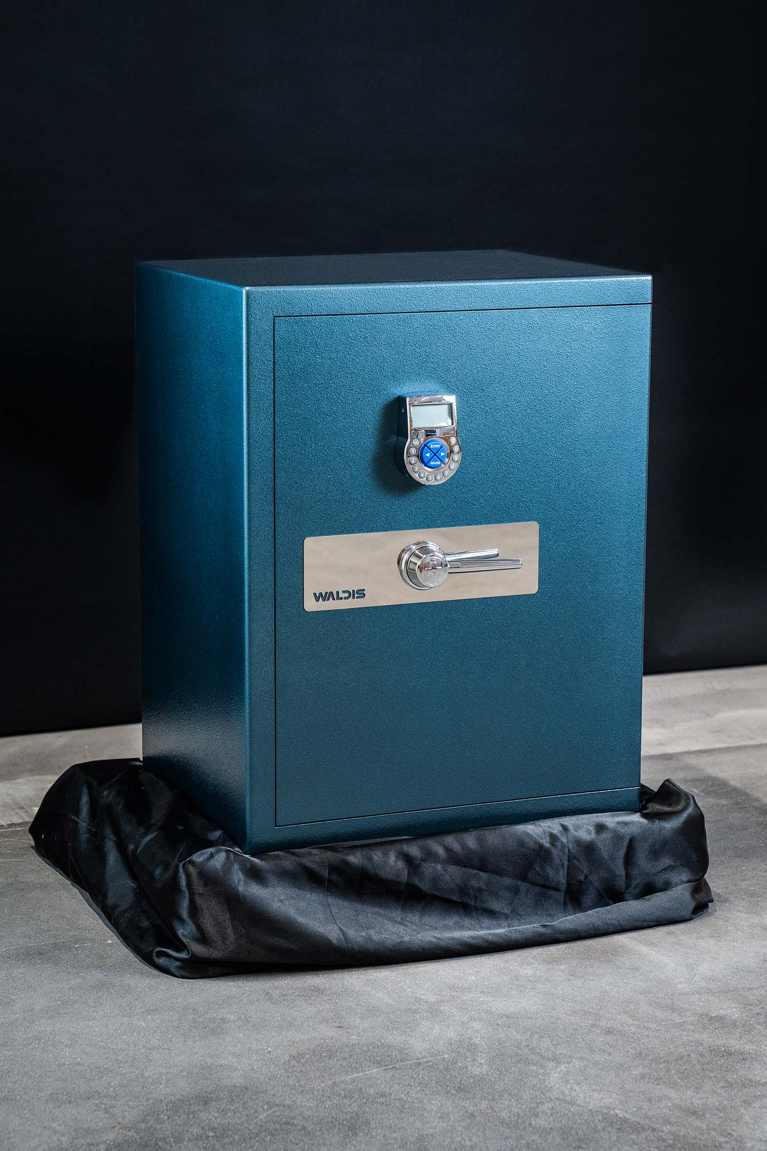 Waldis Tresor mit blauer metallic lackierung in bmw farbe